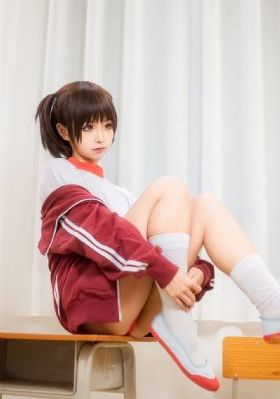 不扣钮扣的女孩